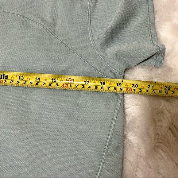 Lululemon Size 8 High-Neck Running and Training T-Shirt
Silver Blue Light Green - Picture 13 of 13